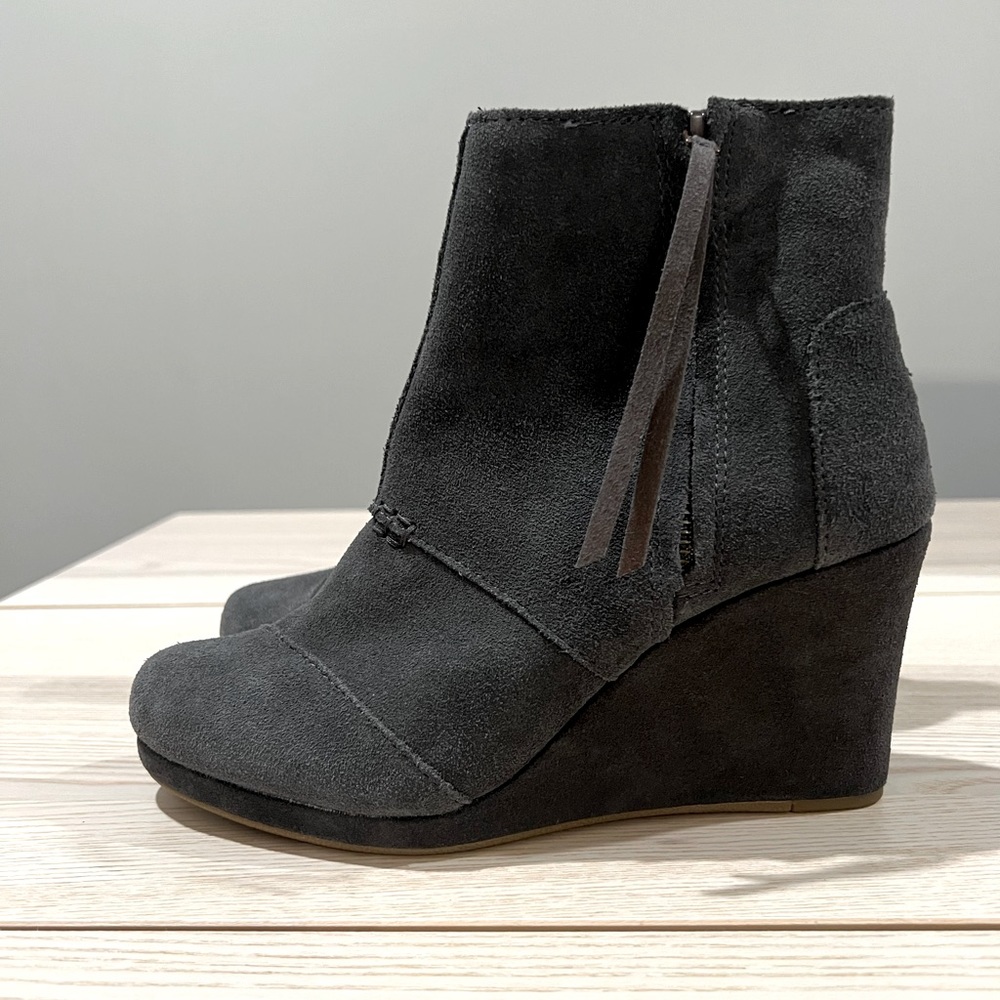 TOMS size 7 wedge heel ankle bootie grey suede